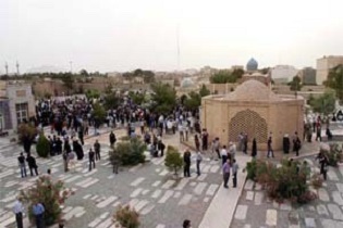 تخت فولاد بیشتر از ۵۰ تکیه و بقعه ویژه دارد