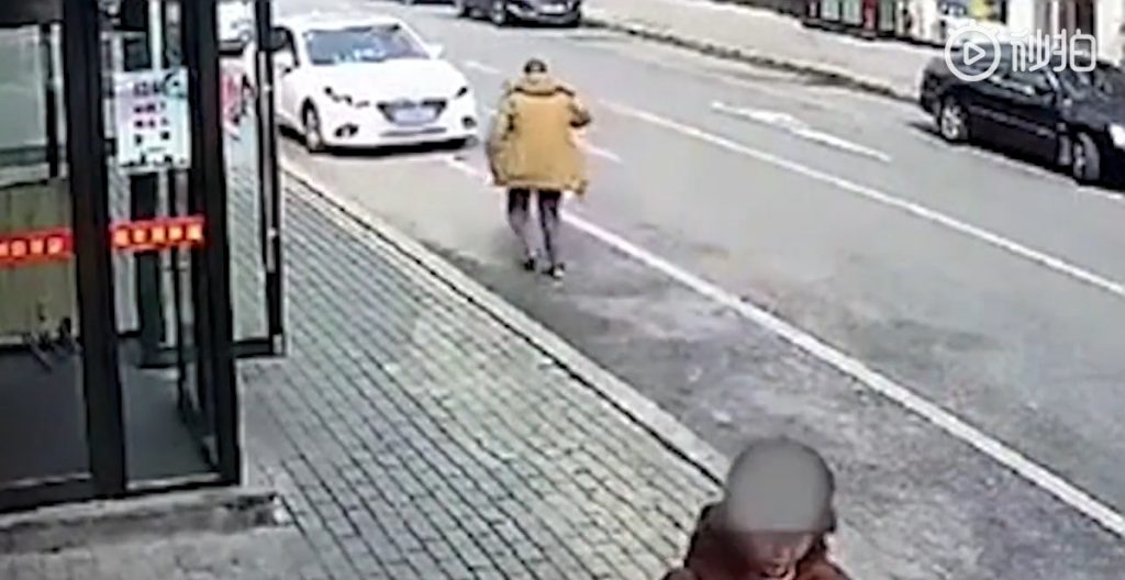 تمارض عجیب عابر پیاده در خیابان! + فیلم////