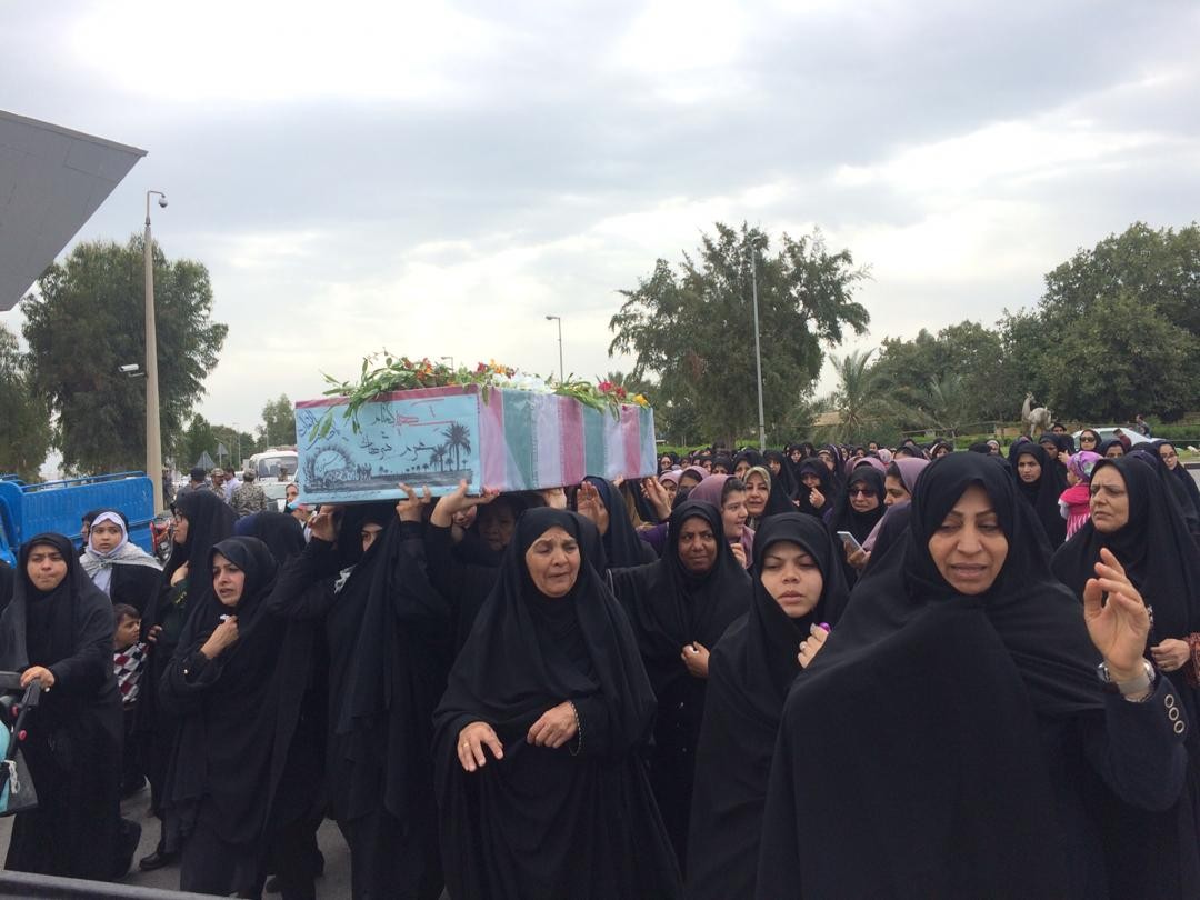 پیکر پاک دو شهید گمنام بر دستان مردم خارگ تشییع شد