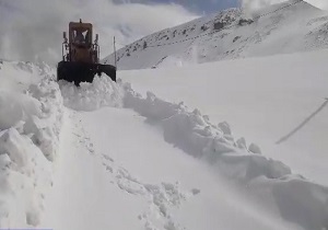 بازگشایی جاده برف‌گرفته در "فاروج" + فیلم