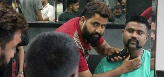 سبیل خلبان هندی نماد ملی&zwnj;گرایان هند شد/////// سبیل خلبان هندی مد روز شد
