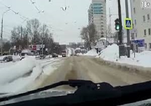 تصادف شاخ به شاخ در جاده لغزنده + فیلم