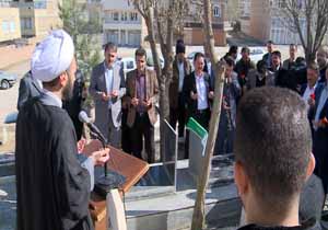 عطر افشانی مزار شهدای مهاباد به مناسبت هفته منابع طبیعی