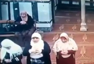 سرقت کیف زن نمازگزار در مسجد + فیلم