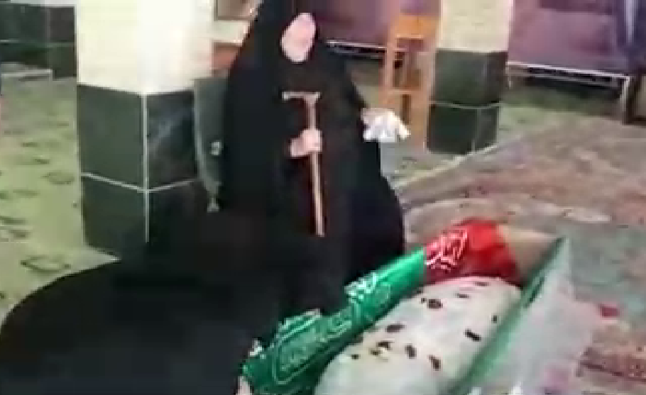 لحظات جانسوز ملاقات مادر شهید مدافع حرم با پیکر فرزندش +فیلم