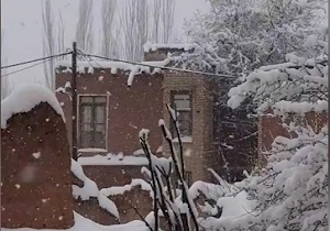بارش برف در روستای "اَبیانه" + فیلم