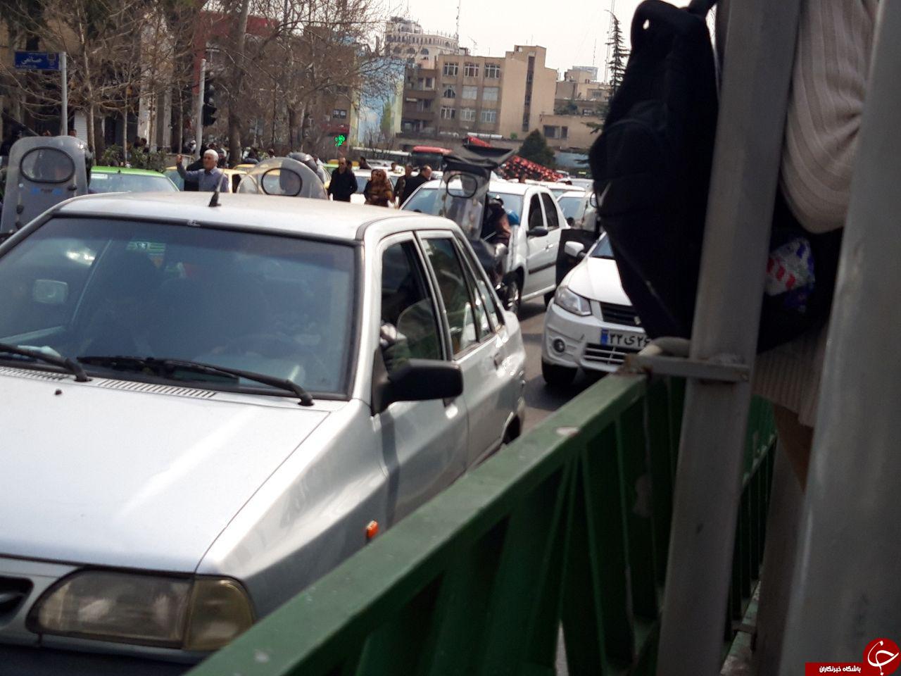 وقوع ترافیک وحشتانک به دلیل توقف در حاشیه میادین پایتخت/ طرح توقف ممنوع چرا اجرا نمیشود؟! + عکس وقوع ترافیک وحشتانک به دلیل توقف در حاشیه میادین پایتخت/ طرح توقف ممنوع چرا اجرا نمیشود؟! + عکس