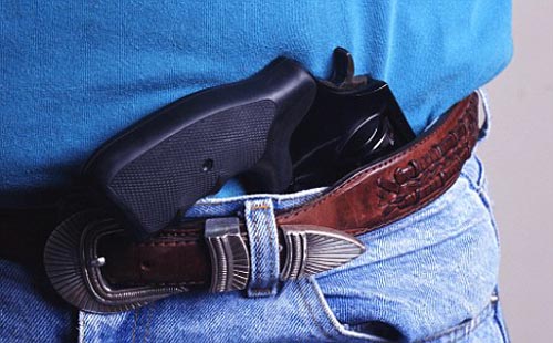 مجازات دردناک برای مردی که اسلحه‌اش را به کمربند خود بسته بود