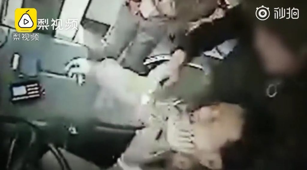 اقدام باورنکردنی مسافر در داخل اتوبوس! + فیلم////