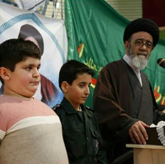 محافظت از یک امام جمعه با اسلحه های پلاستیکی +تصویر