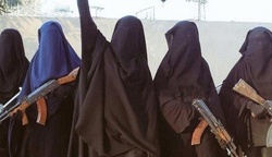 کار وحشیانه زنان داعشی در مقابل خبرنگاران در اطراف اردوگاه نیروهای سوریه دمکراتیک +فیلم