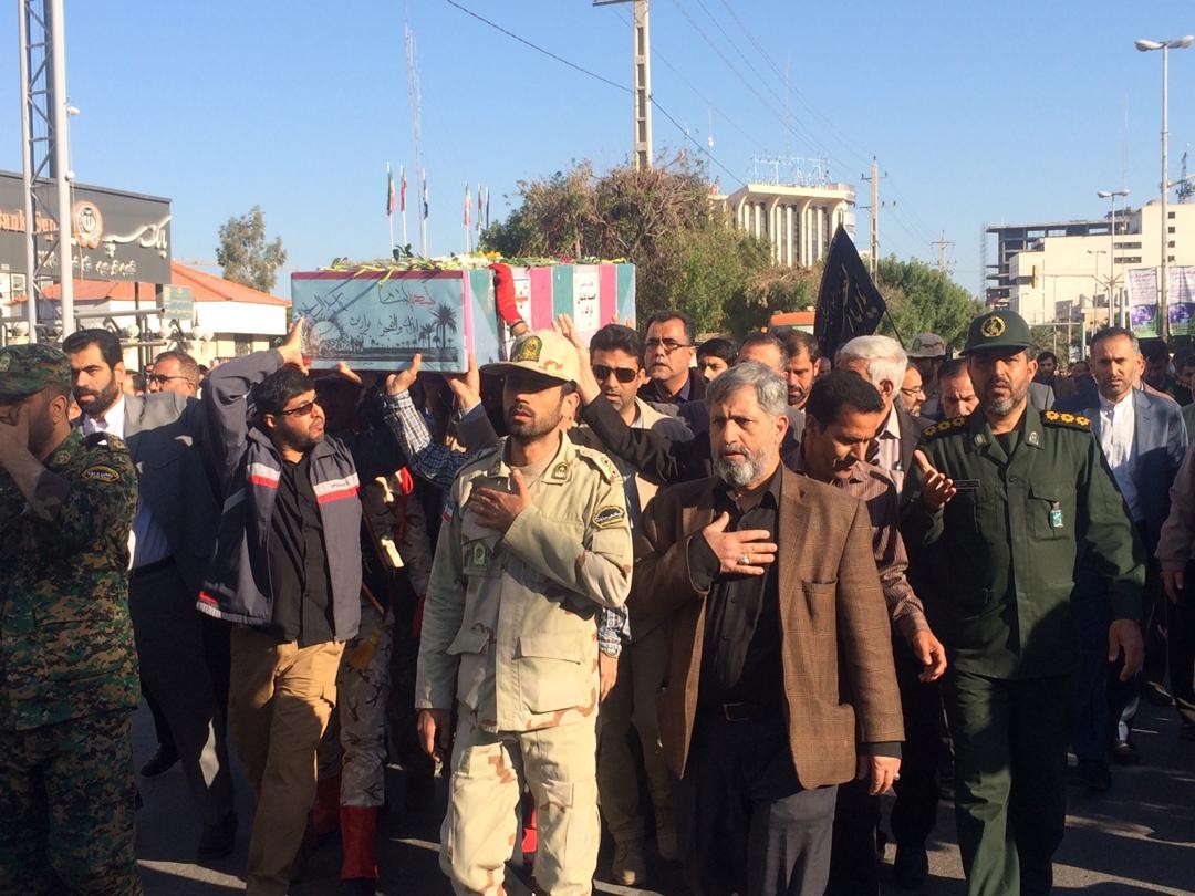 پیکر سه شهید نامدار دفاع مقدس بر دستان بوشهریها تشییع شد پیکر سه شهید نامدار دفاع مقدس بر دستان بوشهریها تشییع شد