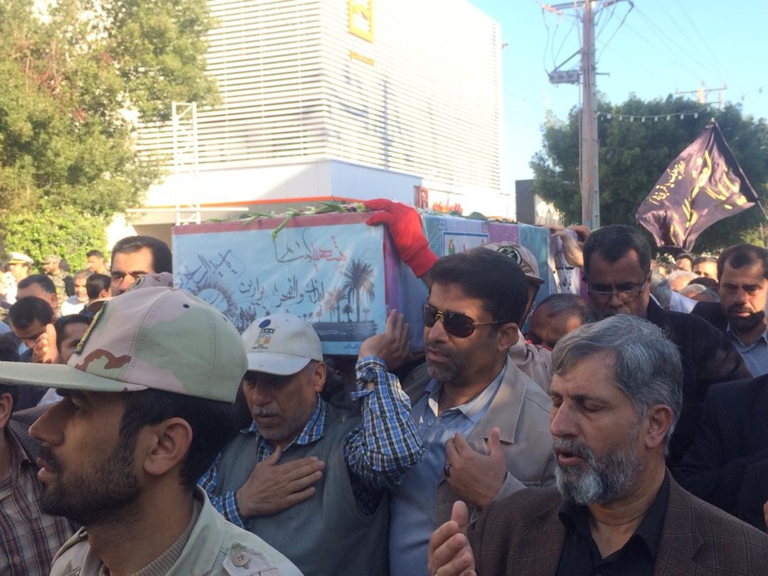 پیکر سه شهید نامدار دفاع مقدس بر دستان بوشهریها تشییع شد پیکر سه شهید نامدار دفاع مقدس بر دستان بوشهریها تشییع شد