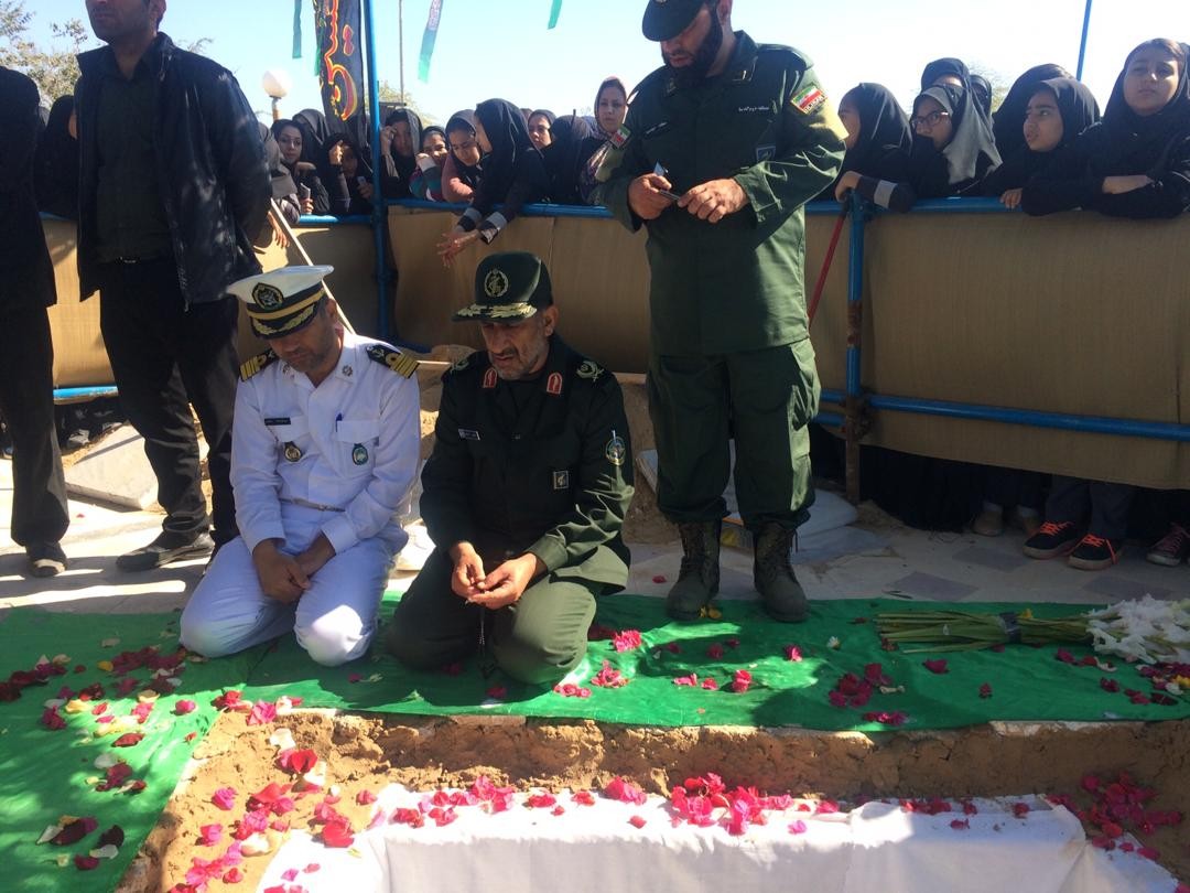 پیکر سه شهید نامدار دفاع مقدس بر دستان بوشهریها تشییع شد پیکر سه شهید نامدار دفاع مقدس بر دستان بوشهریها تشییع شد
