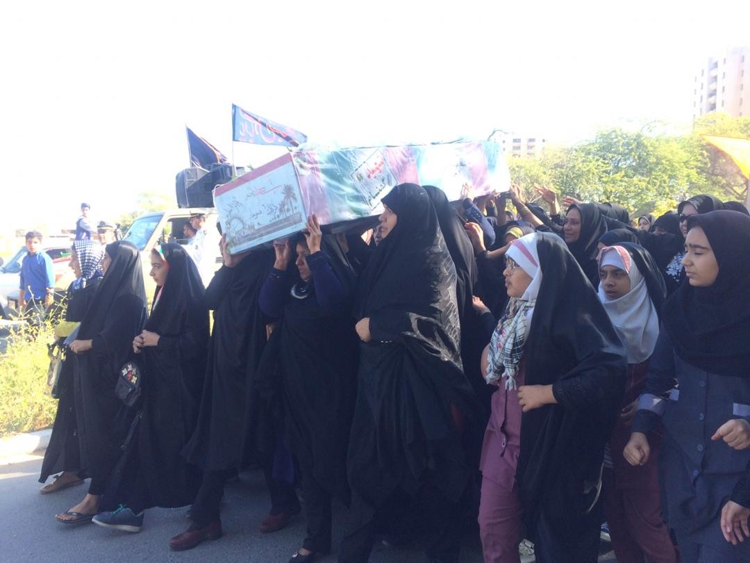 پیکر سه شهید نامدار دفاع مقدس بر دستان بوشهریها تشییع شد پیکر سه شهید نامدار دفاع مقدس بر دستان بوشهریها تشییع شد