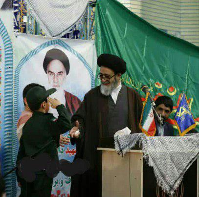 محافظت از یک امام جمعه با اسلحه&zwnj;های پلاستیکی+تصویر