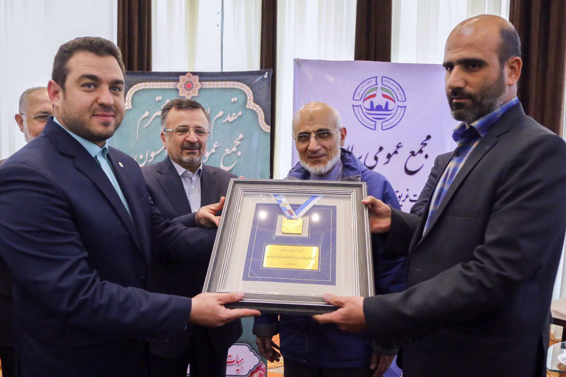اهدای مدال طلای مسابقات نجات غریق جهان به موزه آستان قدس