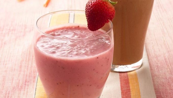 دستور تهیه شیر توت فرنگی خانگی