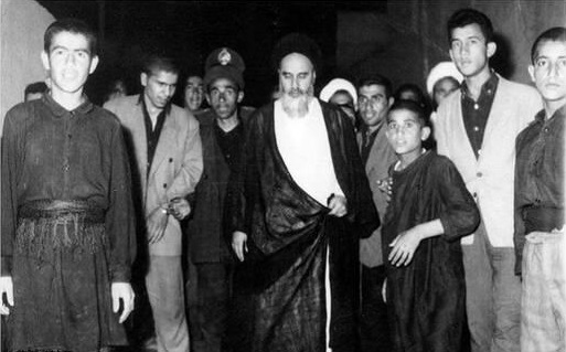 تصویری دیده نشده از امام خمینی در دسته عزاداری