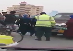 فیلم لحظه حمله یک تماشاگر به بازیکن فوتبال