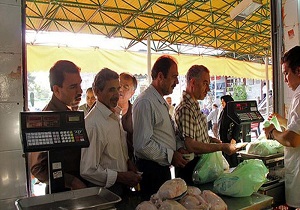 مشکلی در تامین گوشت، مرغ و میوه شب عید در قم نیست
