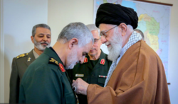 تکبیر سردار سلیمانی مقابل رهبر انقلاب هنگام دریافت نشان