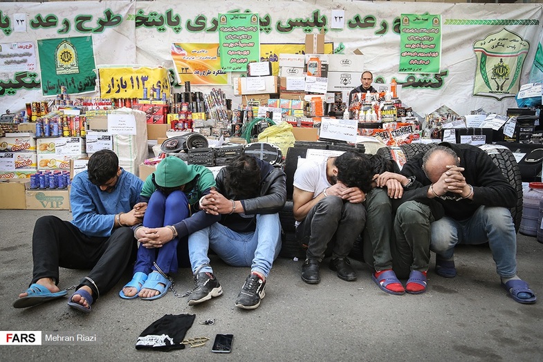 کشفیات پلیس از باندهای بزرگ تبهکار/ از پاستیل&zwnj;هایی با عصاره گوشت خوک تا قمه و اسلحه در سایزهای مختلف! + تصاویر