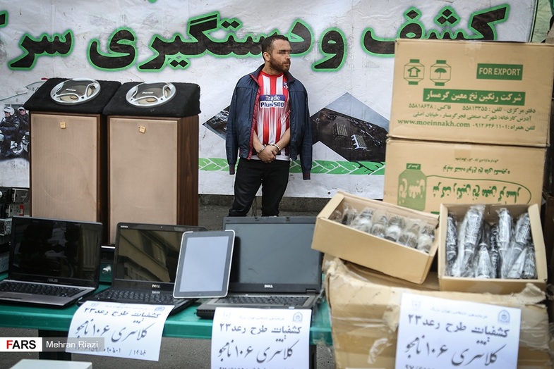 کشفیات پلیس از باندهای بزرگ تبهکار/ از پاستیل&zwnj;هایی با عصاره گوشت خوک تا قمه و اسلحه در سایزهای مختلف! + تصاویر