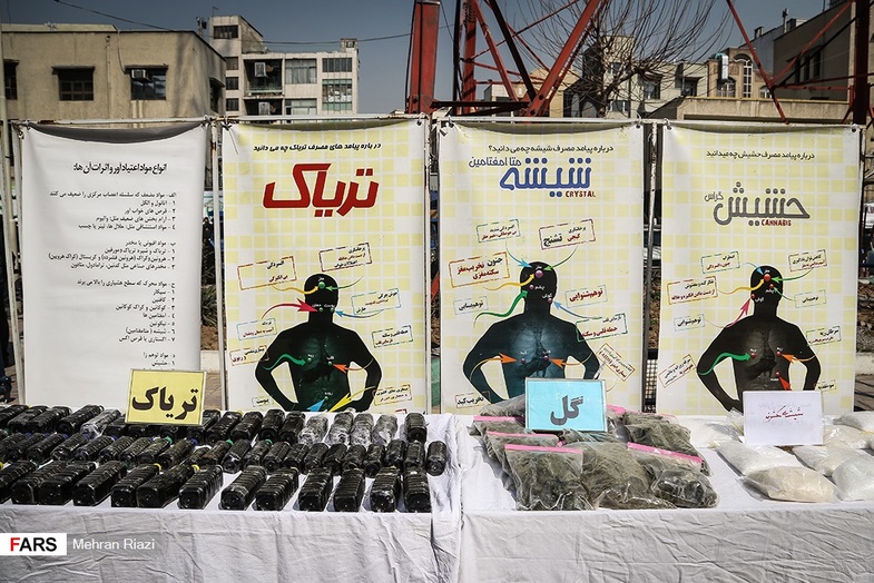 کشفیات پلیس از باندهای بزرگ تبهکار/ از پاستیل&zwnj;هایی با عصاره گوشت خوک تا قمه و اسلحه در سایزهای مختلف! + تصاویر