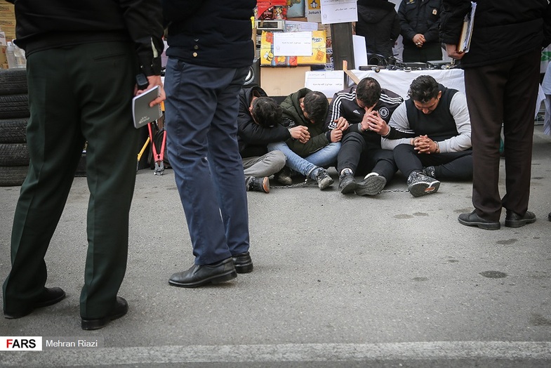 کشفیات پلیس از باندهای بزرگ تبهکار/ از پاستیل&zwnj;هایی با عصاره گوشت خوک تا قمه و اسلحه در سایزهای مختلف! + تصاویر