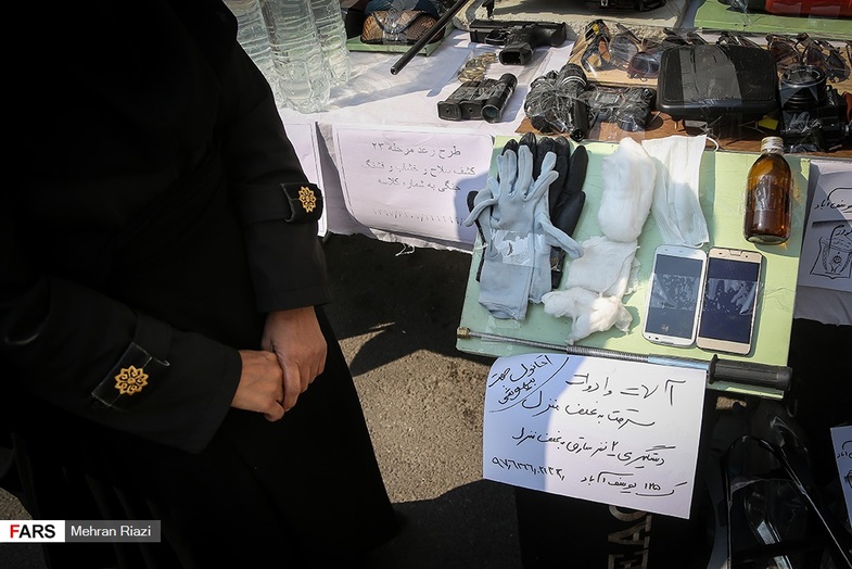 کشفیات پلیس از باندهای بزرگ تبهکار/ از پاستیل&zwnj;هایی با عصاره گوشت خوک تا قمه و اسلحه در سایزهای مختلف! + تصاویر