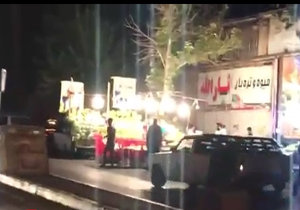 خیابانی که تبدیل به بازار میوه و تره بار شد + فیلم