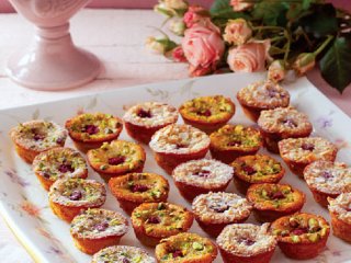 چگونه مینی کیک&zwnj;های بادام و پسته درست کنیم؟
