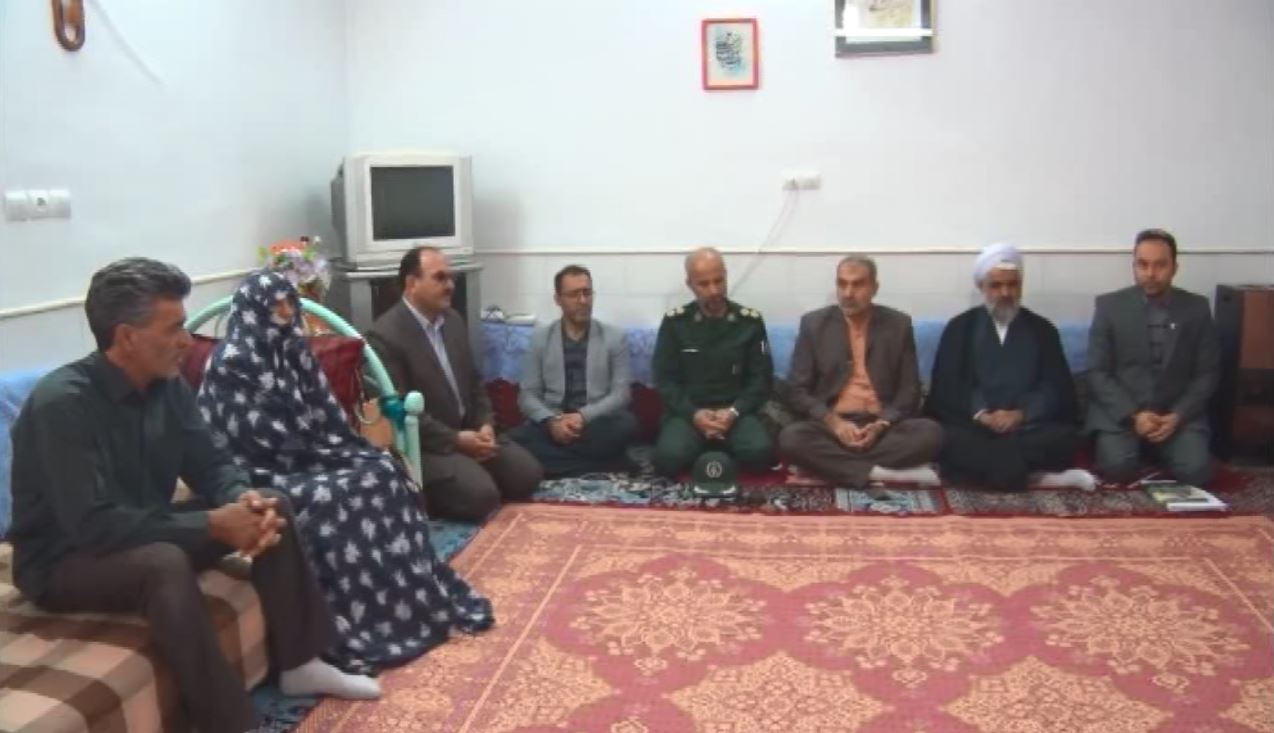 دیدارمسئولان زرندیه با خانواده شهدا به مناسبت روز شهید
