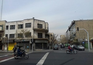 خطر سقوط سنگ‌های تراس خانه در تقاطع خیابان جمهوری + تصاویر