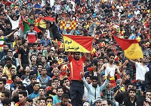 هواداران فولاد خوزستان از سطح شهر با اتوبوس به ورزشگاه می‌روند