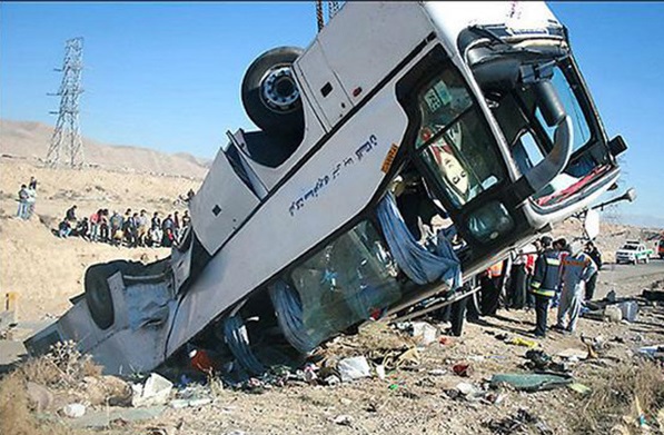 مصدومیت ۶ مسافر به دلیل واژگونی اتوبوس در اراک