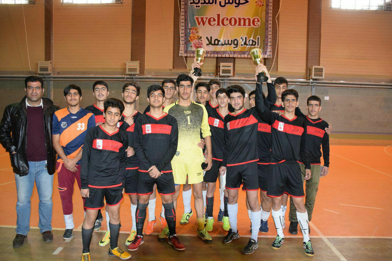 اهدا کتاب درمسابقات فوتسال نوجوانان نهاوند