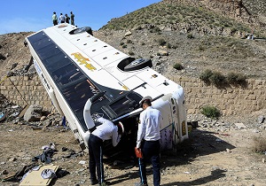 برخورد اتوبوس با دیواره تونل کندوان ۱۸ مصدوم برجای گذاشت