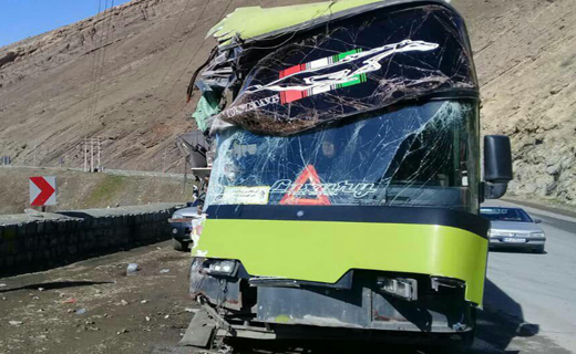 برخورد اتوبوس حامل مسافر با دیواره تونل یک جاده کرج چالوس