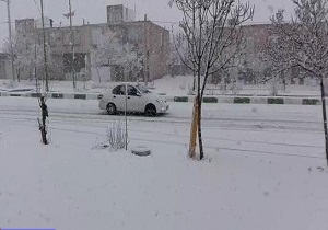 لحظات زیبای بارش برف در شهر "بَرف‌انبار" + فیلم