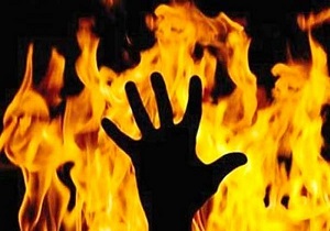 انفجار مواد محترقه در فلکه کشتارگاه ارومیه/ پسر جوانی که انگشتان دست خود را از دست داد + فیلم