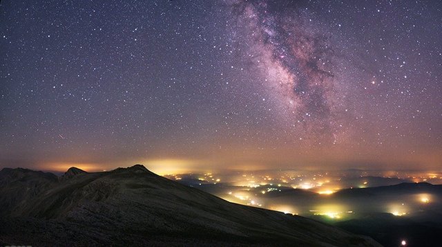 همنشینی ماه با خوشه کندوی عسل