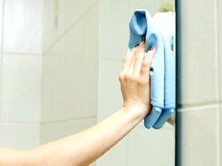 ترفند&zwnj;های طلایی برای برق انداختن آینه