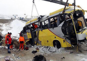 ۱۰ مصدوم در واژگونی اتوبوس