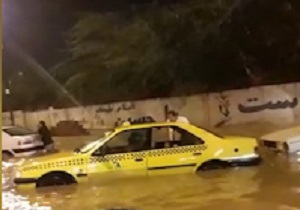 تردد سخت خودروها از خیابان‌های پر از آب بندرعباس + فیلم