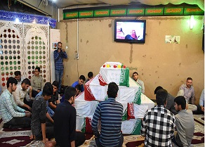 برپایی آئین شبی با لاله‌های آسمانی در معراج شهدای اهواز