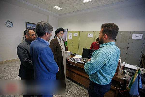 آیت الله رئیسی از بخش&zwnj;های مختلف دادسرای ناحیه ۱۰ تهران بازدید کرد
