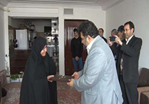 تجلیل مدیر کل صدا و سیمای مهاباد از خانواده شهید مدافع حرم