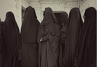 تروریست&zwnj;های داعشی&zwnj; برای حفظ جان به لباس زنانه + فیلم